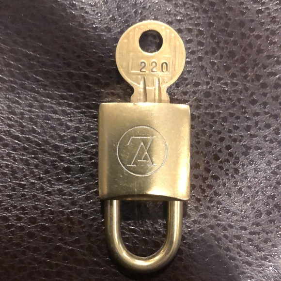 Vintage LV Louis Vuitton Padlock Lock & Key 220 - Picture 4 of 15
